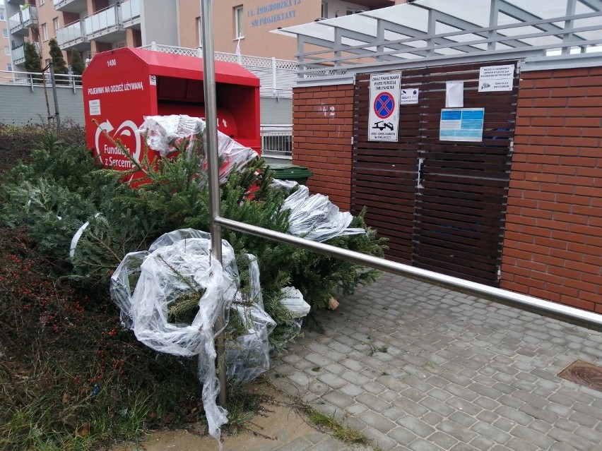 Chociaż to niedozwolone, mieszkańcy masowo zostawiają...