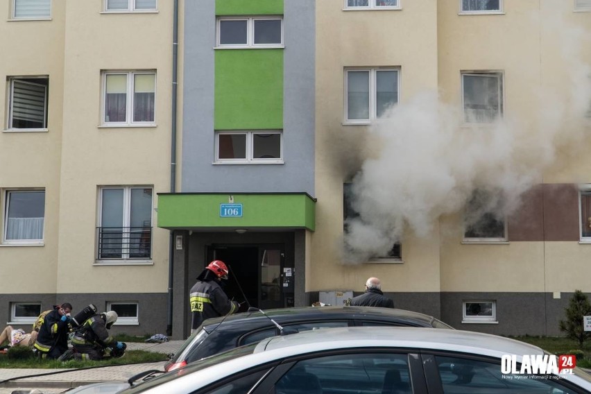 Pożar na osiedlu Sobieskiego w Oławie. Dwie osoby poszkodowane