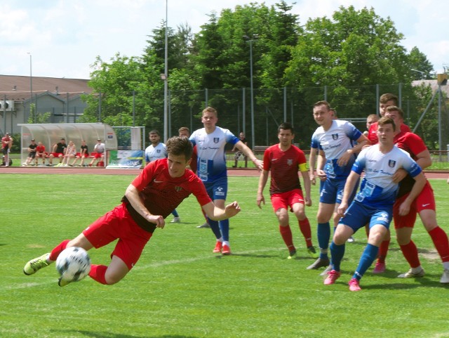 MKS Kańczuga (biało-niebieskie stroje) skromnie wygrała z Czarnymi Pawłosiów i awansowała do 4 ligi.