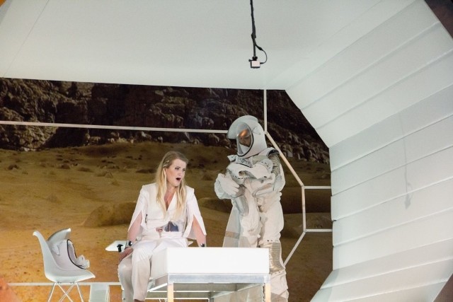 Sceny z prapremiery "Space Opera" Aleksandra Nowaka w teatrze Wielkim w Poznaniu