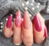Oto modne paznokcie na zimę i święta - Viva Magenta to najmodniejszy kolor 2023 roku. Zobacz pomysły i inspiracje