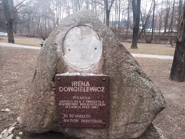 To jeden z ogołoconych głazów - poświęcony Irenie Dowgielewicz. Stoi u zbiegu ul. Mickiewicza i Dąbrowskiego.