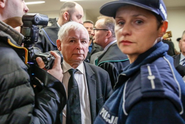 Proces cywilny, który prezes PiS, Jarosław Kaczyński, wytoczył Lechowi Wałęsie, dotyczy słów byłego prezydenta o rzekomej odpowiedzialności Kaczyńskiego za katastrofę smoleńską, jego zdrowiu psychicznym oraz o tym, że to on stoi za oskarżeniami Wałęsy o współpracę z SB.