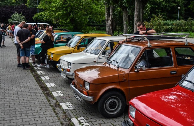 Ponad 100 samochodów, motocykli i rowerów z dawnych lat stanęło na parkingu przy lodowisku Torbyd na Babiej Wsi. „Bydgoskie Klasyki Nocą” znów zachwyciły.