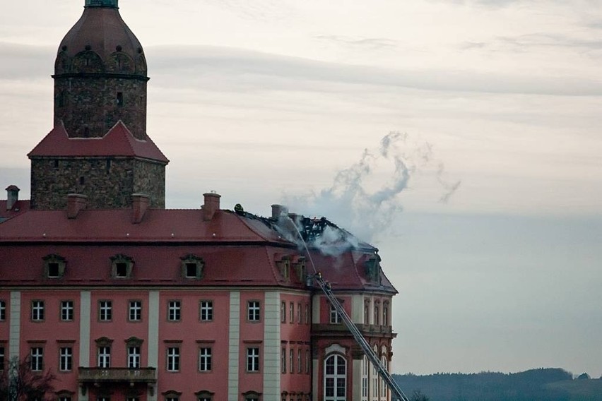 Pożar zamku Książ w Wałbrzychu. Potężne straty. Zawinili robotnicy? (FILMY I ZDJĘCIA)