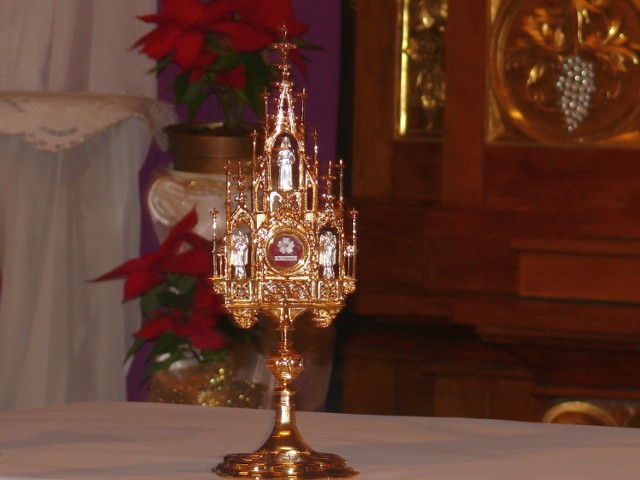 Relikwiarz z relikwiami św. Siostry Faustyny.