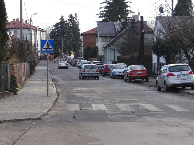 Stan nawierzchni ulicy Żeromskiego w Sandomierzu, jak i chodników jest fatalny, dlatego remont ucieszy kierowców i pieszych