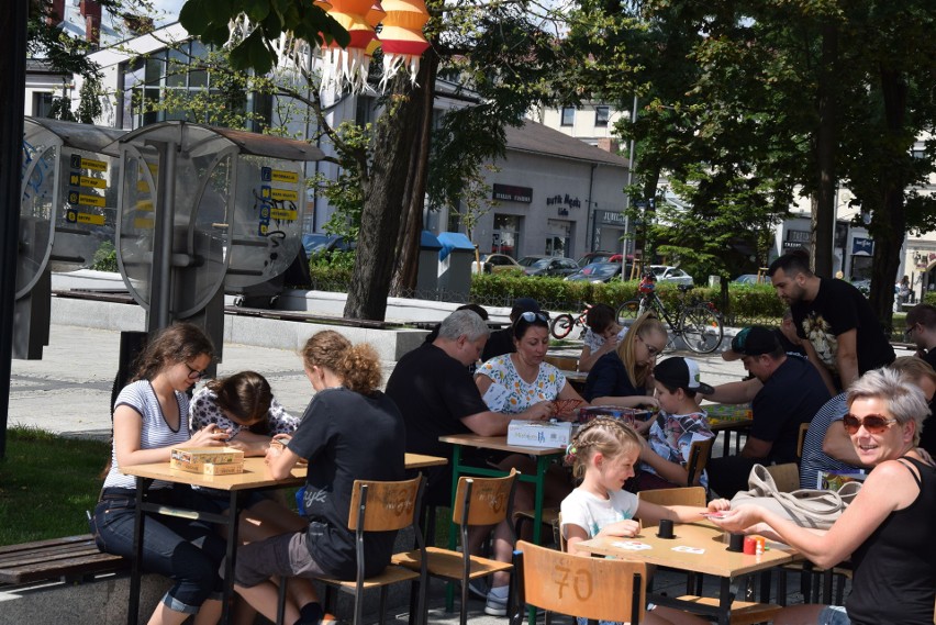 Mieszkańcy Częstochowy grają w planszówki. Gry planszowe opanowały plac Biegańskiego