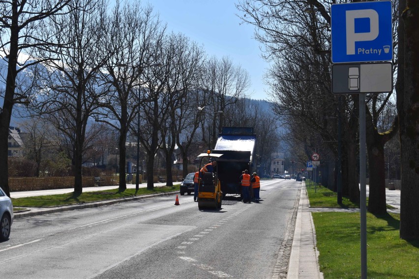 Zakopane. Ruszyły pozimowe remonty dróg. Drogowcy łatają dziury w jezdniach 