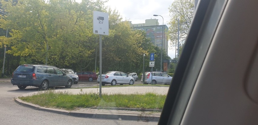 Godz. 15:40 McDonald's na al. Włókniarzy! Kolejka na wiele aut. ZDJĘCIA