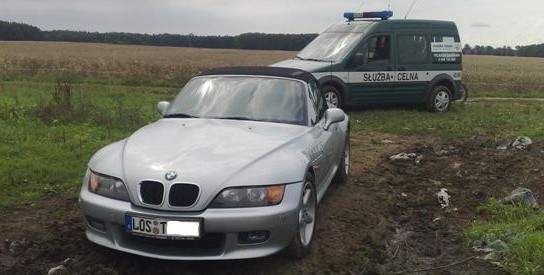 Nowy model BMW z-3 w wersji cabrio złodzieje porzucili w polu w okolicach Gryfic.