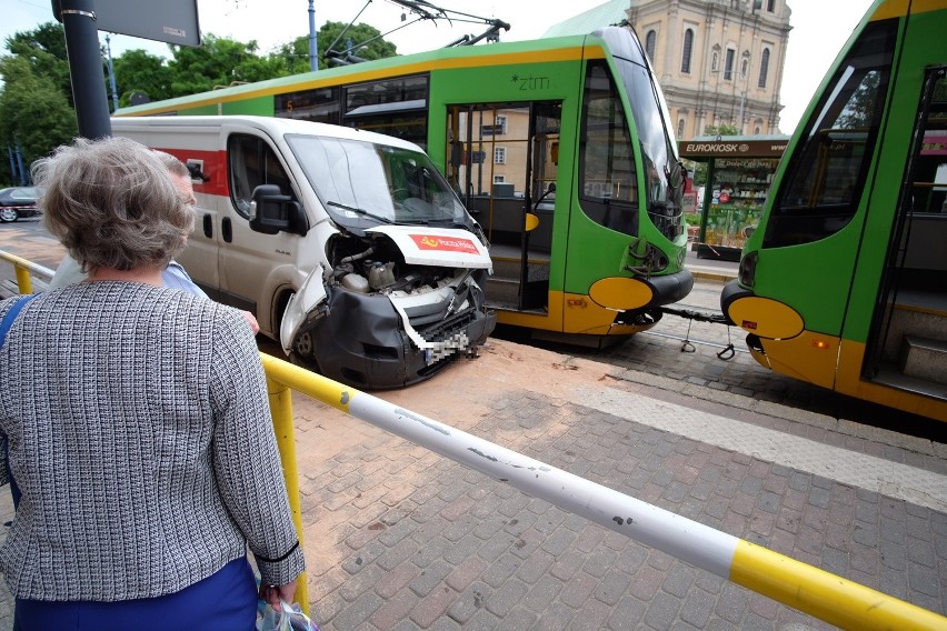 Plac Bernardyński: Zderzenie tramwaju z ciężarówką. Są ranni
