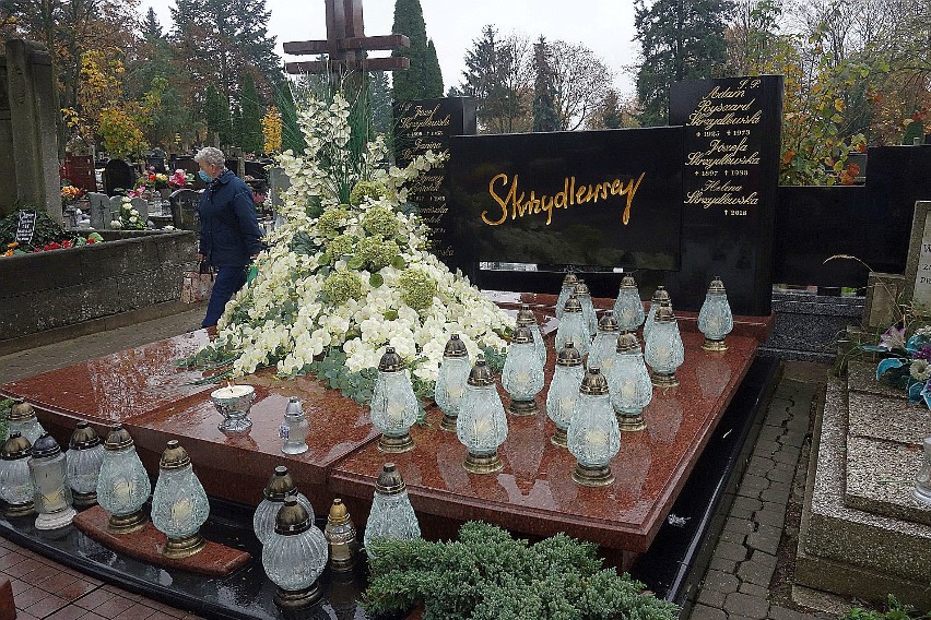 Grób Heleny Skrzydlewskiej na cmentarzu Zarzew w Łodzi jak co roku tonie w kwiatach. Jest imponujący! ZDJĘCIA