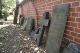 Poniemieckie płyty bezładnie oparte o mur cmentarza komunalnego w Gubinie. Gdzie będzie ich miejsce?