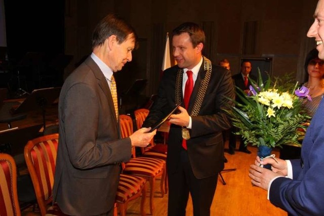 Ryszard Zembaczyński (z lewej) z prezydentem miasta Arkadiuszem Wiśniewskim.