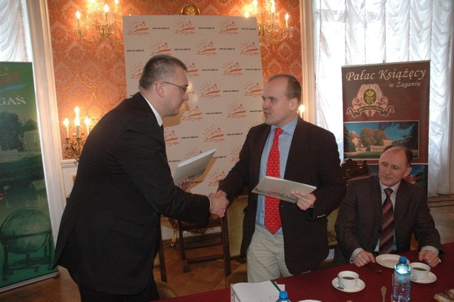 Sławomir Kowal (z lewej) podkreśla, że wojsko to duży inwestor. Jego słowa potwierdził wczoraj prezes WAM Paweł Kossecki.