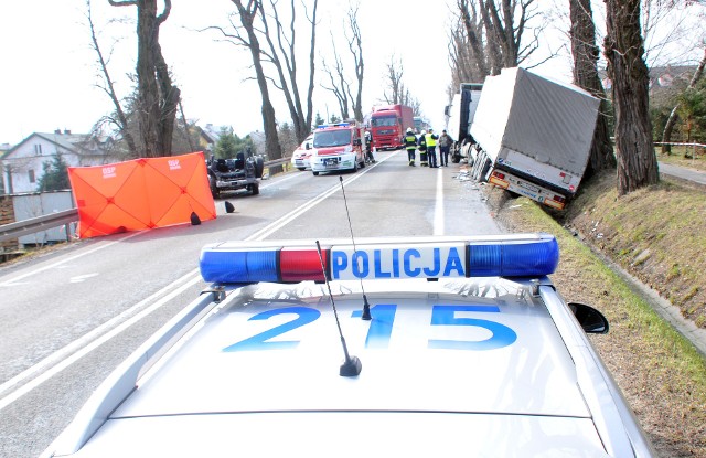 Do zdarzenia doszło dziś rano w Zboiskach (pow. krośnieński) na DK19. Jak wynika ze wstępnych ustaleń kierujący mitsubishi pajero zjechał na przeciwny pas i uderzył w nadjeżdżające z przeciwka ciężarowe volvo. 49-letni kierowca pajero zginął na miejscu. Krajowa "19" jest całkowicie zablokowana. Policjanci kierują na objazd - od strony Barwinka przez Nowy Żmigród i Jasło, natomiast kierowcy jadący w stronę Barwinka muszą czekać na odblokowanie drogi.