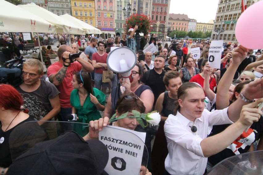 Przepychanki w Rynku. Promocja książki Międlara i kontrmanifestacja Lempart. Do tego atak z pistoletem na wodę [ZDJĘCIA]