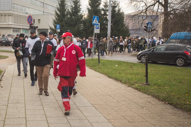 &bdquo;Oddaj krew na stulecie Niepodległości&rdquo; - pod takim hasłem  maszerowało w czwartek przez Słupsk przeszło stu młodych ludzi. Marsz zorganizowało  kierownictwo Regionalnego Centrum Krwiodawstwa i Krwiolecznictwa im. Jana Pawła II w Słupsku przy wsparciu Fundacji PRODIRE w Słupsku, słupskiego oddziału  Katolickiego Stowarzyszenia &bdquo;Civitas  Christiana&rdquo; oraz Restauracji  Browaria w Słupsku. Przemarsz odbył się w ramach akcji &rdquo; Marsz oddawanie krwi z pokolenia na pokolenie &ndash; Oddaj Krew na 100 &ndash; lecie Niepodległości&rdquo;, kt&oacute;ra łączyła  obchody stulecia Niepodległości z 60-leciem Dni Honorowego Krwiodawstwa oraz z 10- leciem nadania imienia Jana Pawła II Centrum. Uczestnicy  marszu przeszli przez 30 ulic oraz  odwiedzili 11 miejsc upamiętniających  bohaterstwo i  męczeństwo Narodu Polskiego . Przy okazji  zachęcano słupszczan  do oddawania krwi, a na zakończenie marszu   - w pobliżu Pomnika Powstańc&oacute;w Warszawskich -  uhonorowano czterech honorowych dawc&oacute;w, kt&oacute;rzy oddali już ponad 20  litr&oacute;w krwi, odznaczeniami ministra zdrowia.&lt;iframe src=&quot;//get.x-link.pl/deed521a-9c97-f4e1-ba91-31a3e7ba9ade,8f8f9f42-b01a-bd40-0413-17e0ddb273b9,embed.html&quot; width=&quot;640&quot; height=&quot;360&quot; frameborder=&quot;0&quot; webkitallowfullscreen=&quot;&quot; mozallowfullscreen=&quot;&quot; allowfullscreen=&quot;&quot; allow=&quot;autoplay; fullscreen&quot; scrolling=&quot;no&quot;&gt;&lt;/iframe&gt;