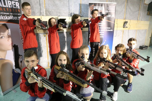 Drużyna juniorów młodszych z UKS Kaliber w Białymstoku ma na swoim koncie wiele sukcesów. Na ostatniej młodzieżowej olimpiadzie zdobyli siedem medali.