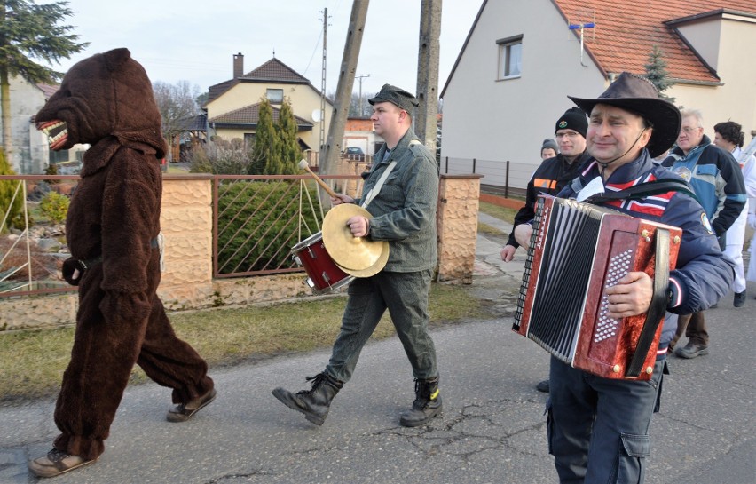 Wodzenie niedźwiedzia w Węgrach. Nawet najstarsi mieszkańcy...