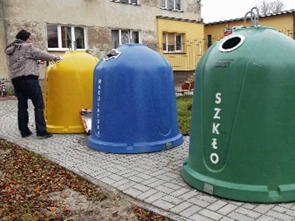 W Kołobrzegu nadal brakuje pojemników do segregacji śmieci. Spora grupa osób, które deklarowały oddawanie śmieci zmieszanych, zmienia deklaracje. Bo dlaczego mają płacić więcej, skoro segregować i tak nie trzeba?