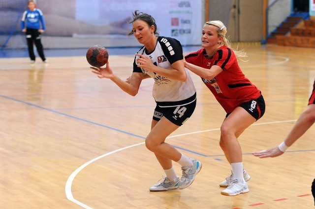 Anna Rostankowska (z lewej) rzuciła w sparingu z KPR Jelenia Góra 8 bramek.
