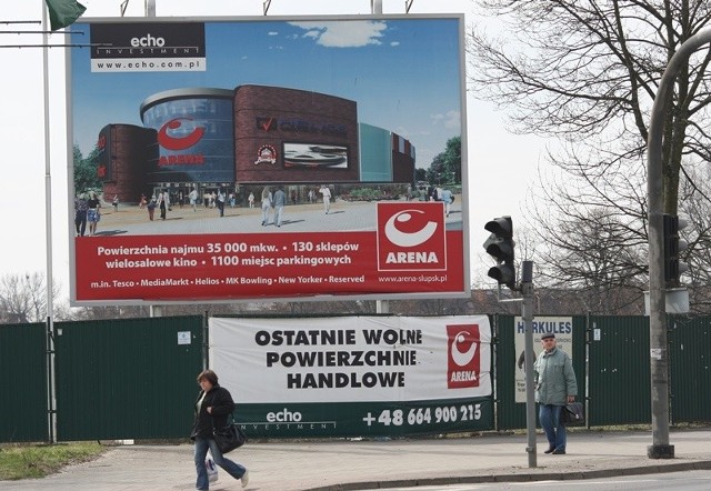 Centrum Handlowe Arena, u zbiegu ulic Szczecińskiej i Krzywoustego, miało już działać w zeszłym roku. Na razie jego budowę odłożono do 2013 roku.