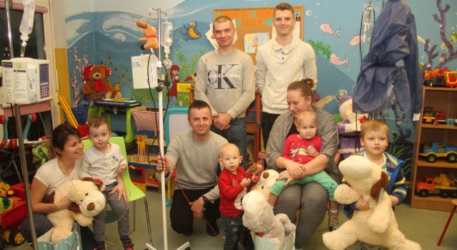 Pamiątkowe zdjęcie zawodników KTM Novi Korona z niektórymi dziećmi na onkologii. To była wzruszająca wizyta.