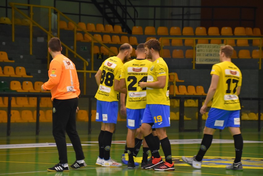 Piłkarze ręczni Stali Gorzów (żółte koszulki) przegrali we...