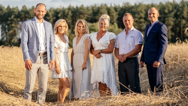 Gospodarstwa farmerów z 8. edycji "Rolnik szuka żony" robią wrażenie! Największe ma 300 hektarów. Sprawdźcie, czym zajmują się uczestnicy show TVP. fot. TVP