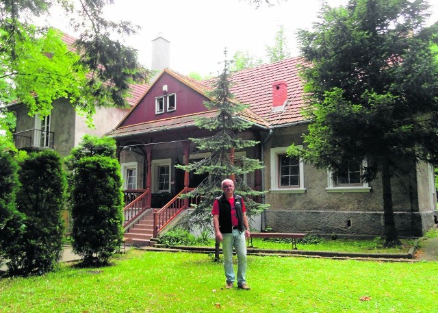 Stary dwór ziemiański w Łazach od 1984 roku służy jako schronisko młodzieżowe