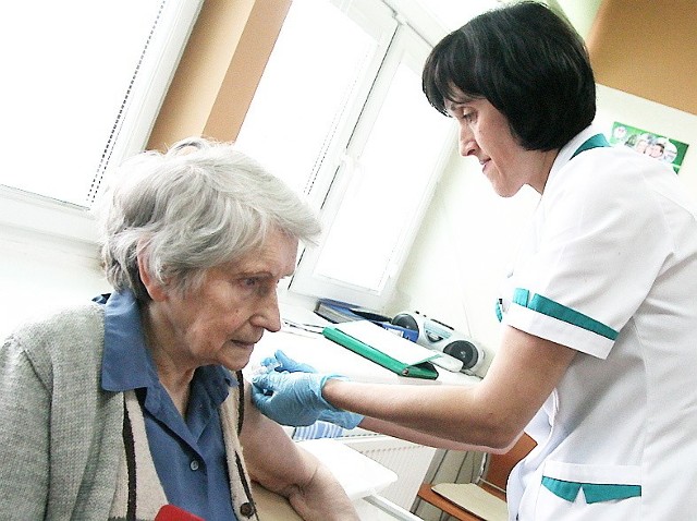 Regina Grębocka także zdecydowała się na szczepienie. Z prawej pielęgniarka Maria Górzyńska