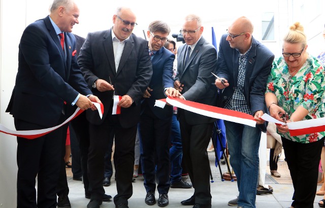 Miejska i Powiatowa Biblioteka Publiczna w Wąbrzeźnie obchodzi 70-lecie istnienia. Wspaniałym prezentem z tej okazji jest nowa jej siedziba. Oficjalnie do użytku oddano ją w piątek.