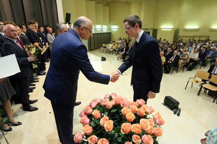 Prezydent Lublina nagrodził najlepszych uczniów. To laureaci konkursów przedmiotowych 