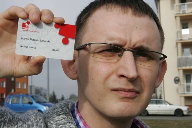 Organizator akcji Marcin Zaworski pokazuje kartę, którą otrzyma każdy, kto zarejestruje się w bazie dawców szpiku.