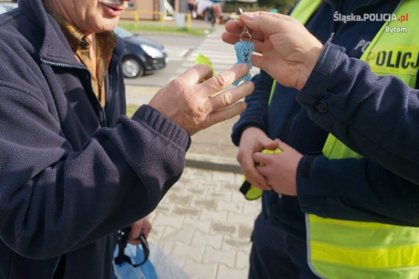 Bytom: Policjanci rozdawali odblaski