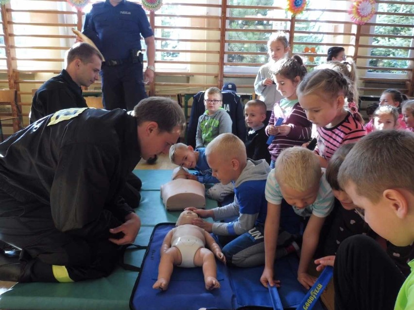 Reporterzy Radio Leliwa, policjanci i strażacy przypomnieli o bezpieczeństwie w drodze do szkoły 