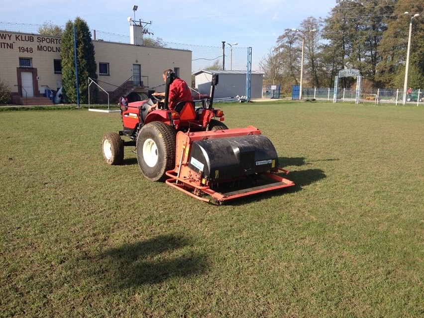 Lifting na boisku w Modlnicy. Zabiegi agrotechniczne jak wizyta u kosmetyczki i fryzjera [ZDJĘCIA]