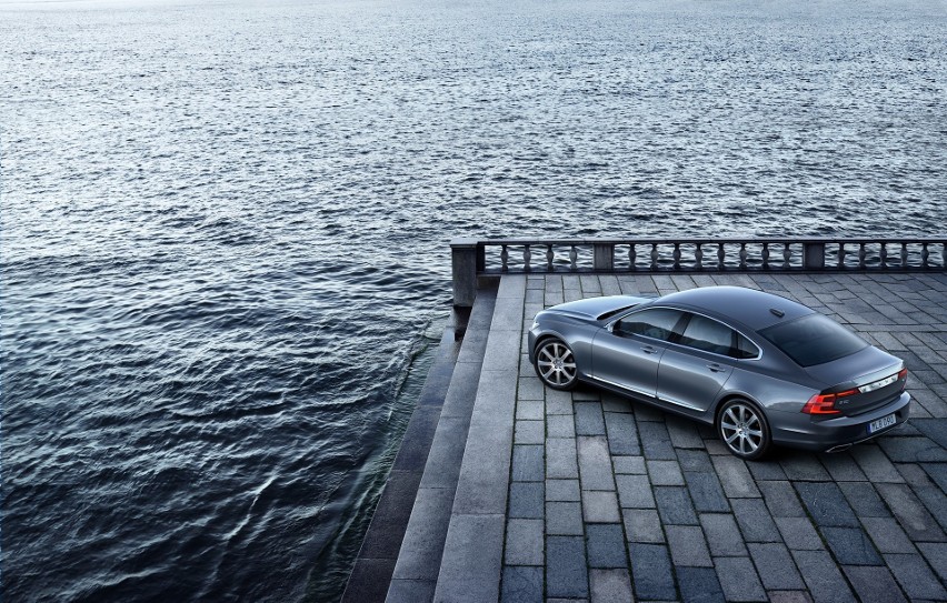 Volvo S90...