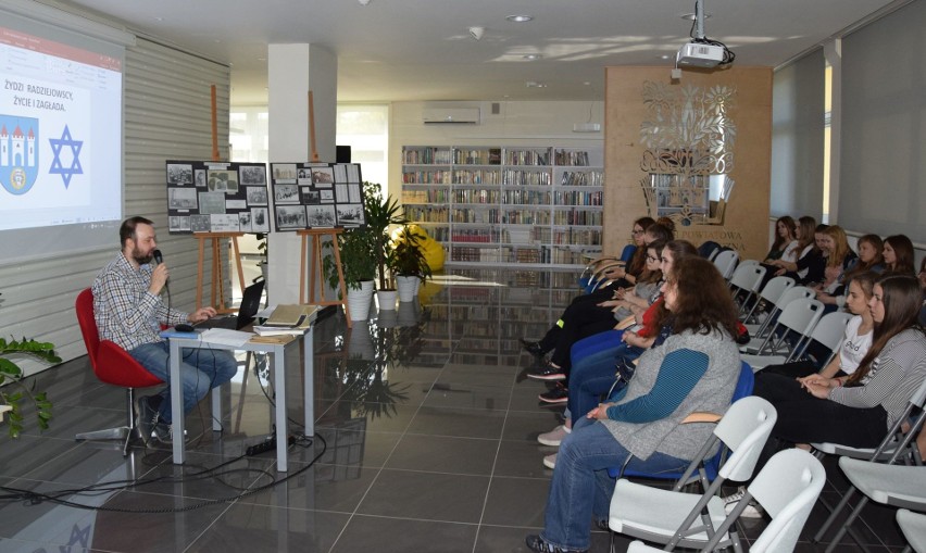 W radziejowskiej bibliotece w Szkole Dialogi rozmawiano o historii radziejowskich Żydów