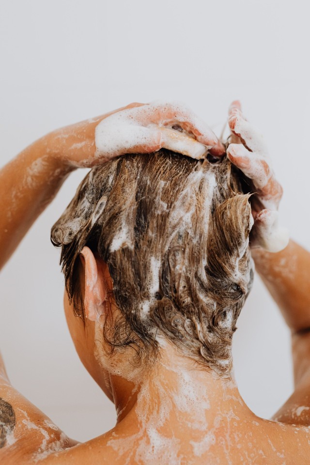Oto kilka domowych sposobów, które mogą pomóc w zaradzeniu problemowi przetłuszczających się włosów. Poznaj proste triki na przetłuszczające się włosy. Podajemy je na kolejnych slajdach >>> 