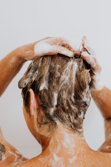 Takie są domowe sposoby na przetłuszczające się włosy. Dzięki tym trikom pozbędziesz się przetłuszczających włosów 