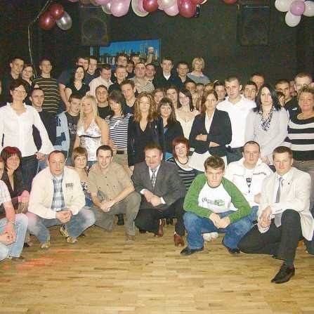 Uczestnicy spotkania podsumowującego rok 2007 w lubskim klubie. Wszyscy zadowoleni, bo sukcesów w mijającym roku było sporo.