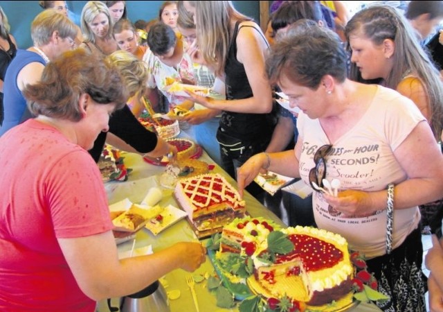 Tak było na Ogólnopolskich Dniach Truskawki w Korycinie w ubiegłym roku. Na zdjęciu: wypieki zgłoszone do konkursu na najsmaczniejsze ciasto truskawkowe. Jurorzy podkreślali, że wybór zwycięzcy nie należał do łatwych zadań.