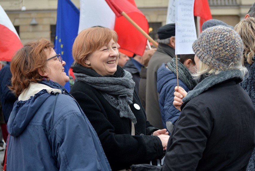 Komitet Obrony Demokracji manifestował w Lublinie. "Beata opublikuj!" [ZDJĘCIA, WIDEO]