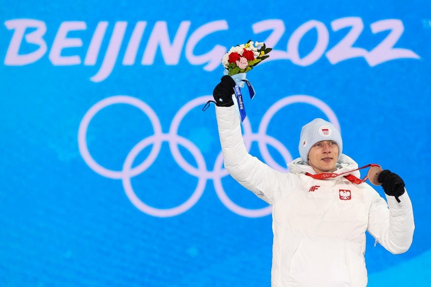 8.02.2022, Pekin: Dawid Kubacki podczas dekoracji na podium...