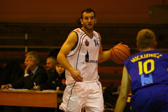 Maciej Lepczyński (z piłką) zdobył najwięcej punktów dla Pogoni.
