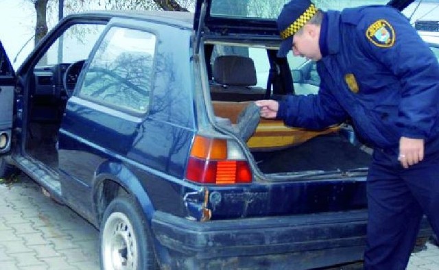 Porzuconym volkswagenem z parkingu nad jeziorem zajął się strażnik Marcin Dorf. Ma on już na koncie odnalezienie 12 właścicieli podobnych wraków, poszukuje dziesięciu.