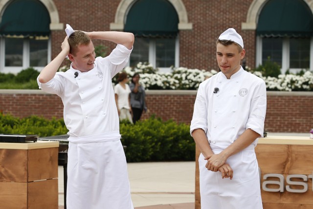 W niedzielę w finale programu MasterChef zmierzą się Adam Kozanecki i Damian Kordas (z prawej)